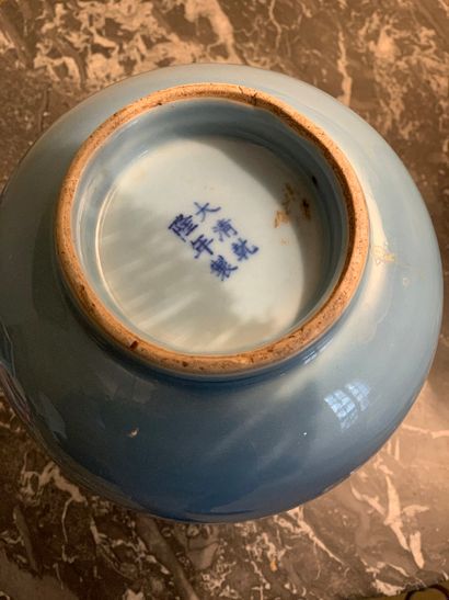 Vase de forme balustre en porcelaine bleu...