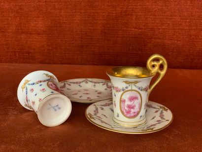 3Deux tasses et sous-tasses en porcelaine...
