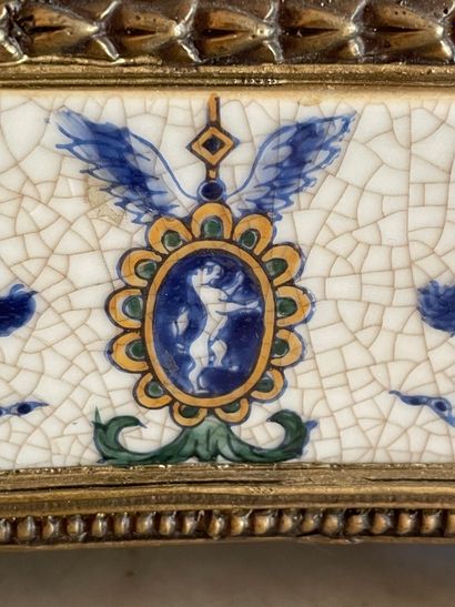 Boîte couverte en porcelaine craquelée à...