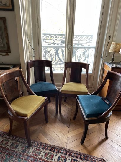 Suite de quatre chaises gondole de style...