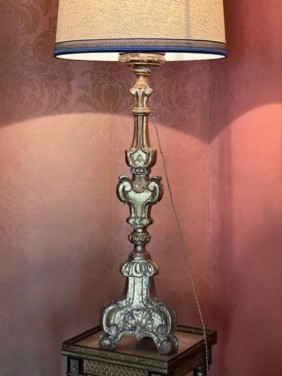 Pique-cierge monté en lampe en bois sculpté...