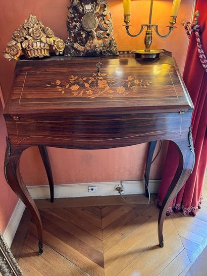 Petit bureau de pente de forme mouvementée...
