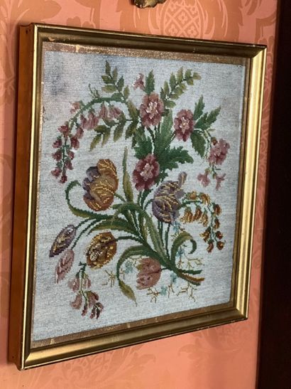 Pièce encadrée représentant une broderie...