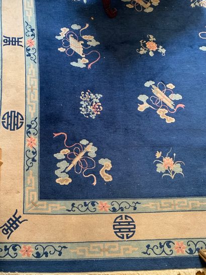 Tapis chinois fond bleu, manufacture Hang...