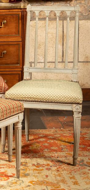 
Suite de quatre chaises en bois laqué gris...
