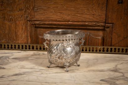 
Coupe en argent reposant sur quatre pieds...