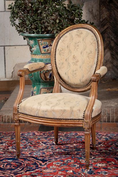 
Cabriolet armchair with medallion back in...