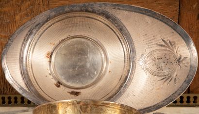 
Large tasse en argent sur piédouche à décor...
