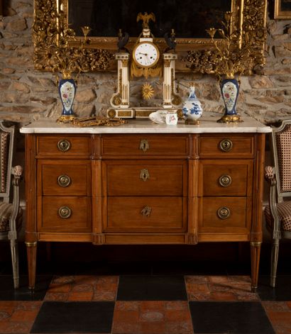 
Mahogany chest of drawers opening five drawers...