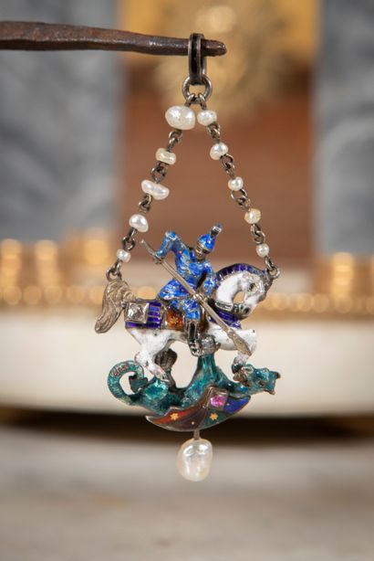 
Pendentif en argent émaillé polychrome représentant...