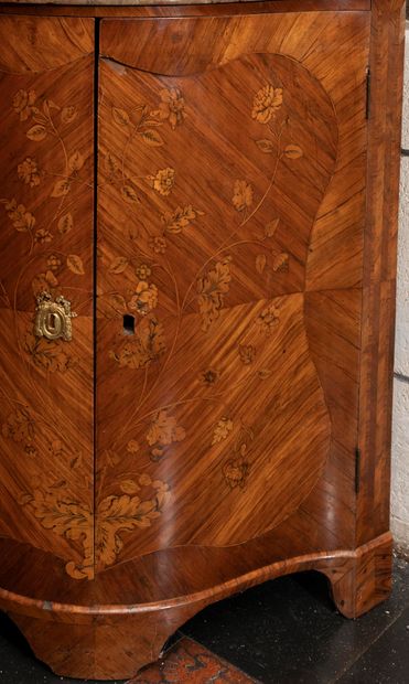 
Pair of corner pieces of wood veneer decorated...