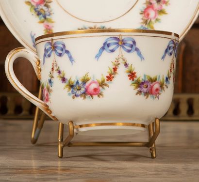 
Tasse et sous tasse en porcelaine ornées...