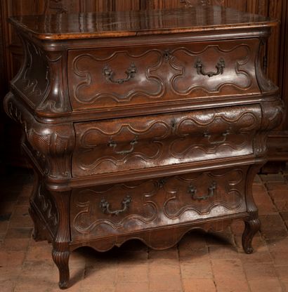 
Grave chest of drawers in natural wood opening...