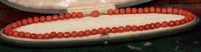 
Necklace with faceted red coral beads, yellow...