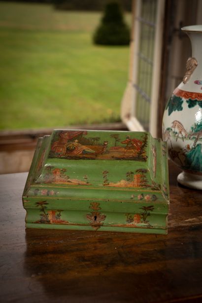 
Coffret à perruque en bois peint laqué vert...