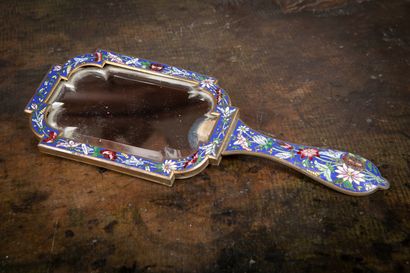 
TAHAN in Paris




Face to hand in cloisonné...