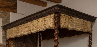 
Canopy bed in turned wood, the headboard...