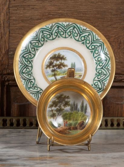 Tasse et sous tasse en porcelaine de Paris...