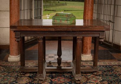 
Table en noyer à rallonges reposant sur...