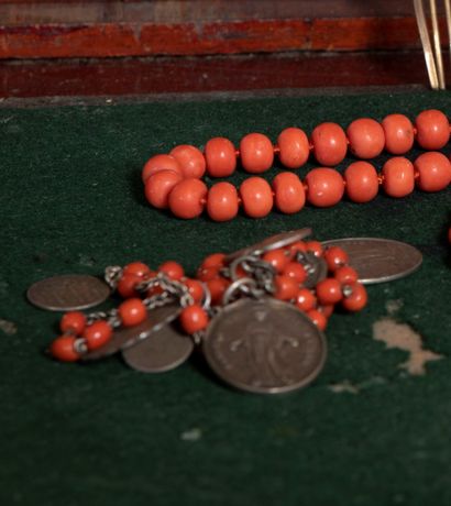 
Comb decorated with faceted coral beads...