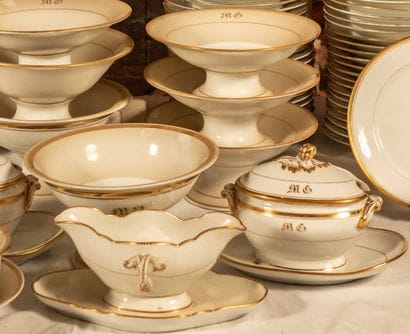 
Part of table service in porcelain of Paris...