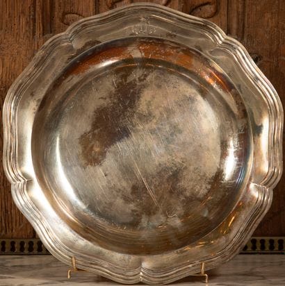 
Plat creux et rond en argent à bords chantournés...