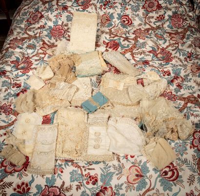 
Lot of white lace antique various




XIXth...