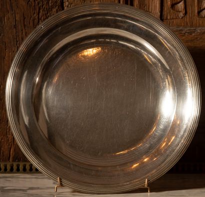 
Paire de plats ronds en argent, modèles...