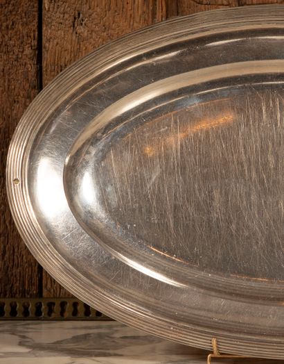 
Plat ovale en argent, les bordure filet...