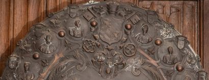 
According to DROUARD




Large round medallion...