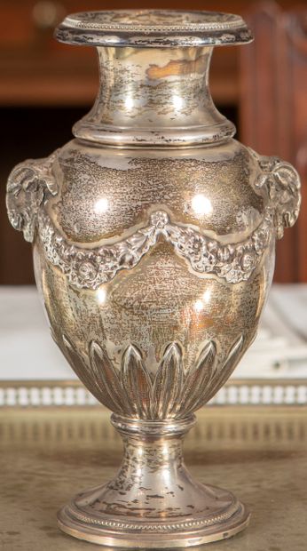 
Paire de petits vases balustres en argent...