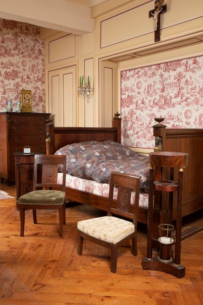 
Mahogany and mahogany veneer bed, the amounts...