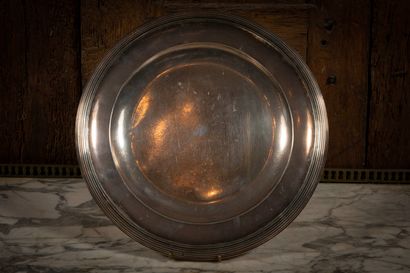 
Plat rond en argent, les bords ornés de...