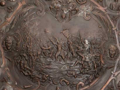 
According to DROUARD




Large round medallion...