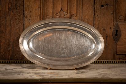 
Plat ovale en argent, les bordure filet...