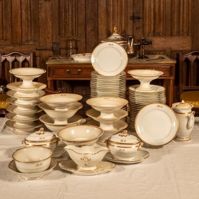 
Part of table service in porcelain of Paris...