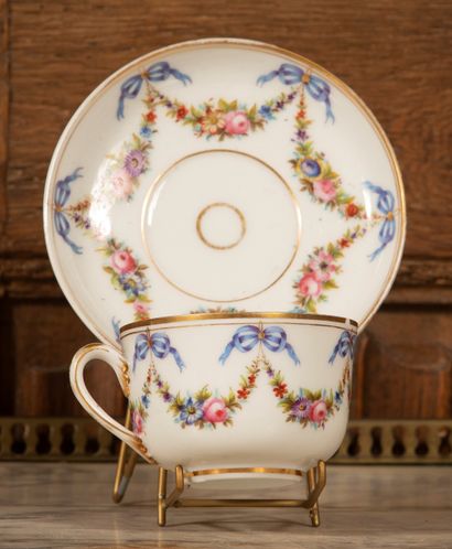 
Tasse et sous tasse en porcelaine ornées...