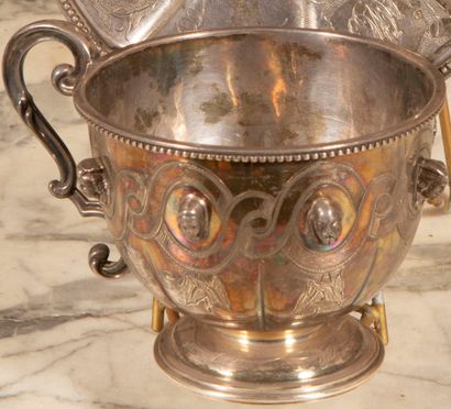 
Tasse en argent sur piédouche à larges godrons,...