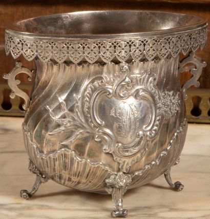 
Coupe en argent reposant sur quatre pieds...