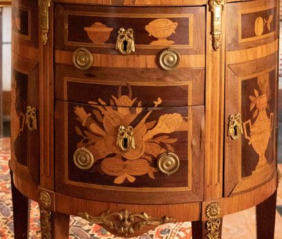 
Small half-moon chest of drawers in veneer...