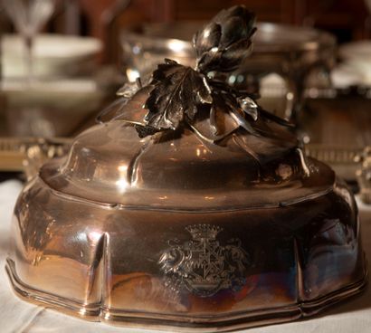 
Cloche de service en métal argenté, le fretel...