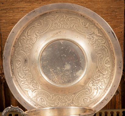 
Large tasse et sa sous tasse en argent à...
