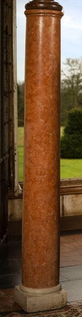 
Paire de colonnes en marbre brèche. (base...