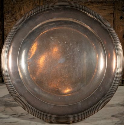 
Plat rond en argent, les bords ornés de...