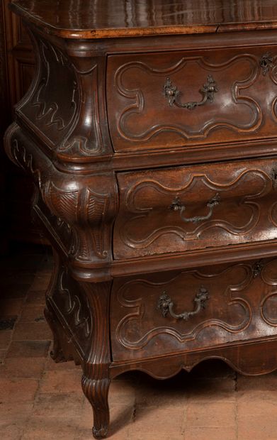 
Grave chest of drawers in natural wood opening...