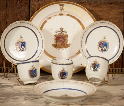 
Trois tasses et sous tasses décorées d'armoiries...