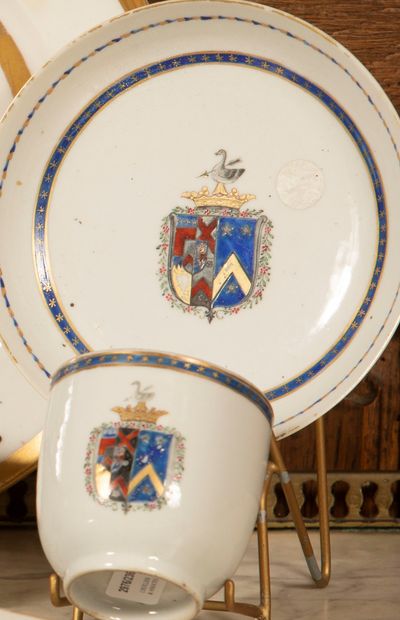 
Trois tasses et sous tasses décorées d'armoiries...