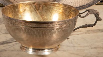 
Large tasse en argent sur piédouche à décor...