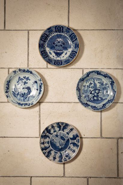 
Quatre plats en faïence de Delft bleu blanc...