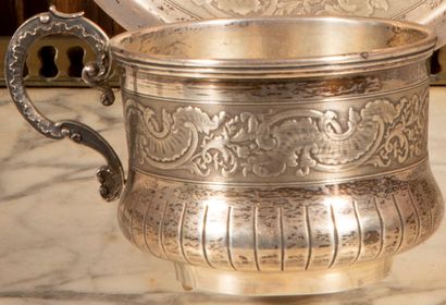 
Large tasse et sa sous tasse en argent à...